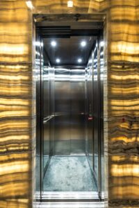 Cortinas luminosas obligatorias en ascensores: nueva normativa 2024