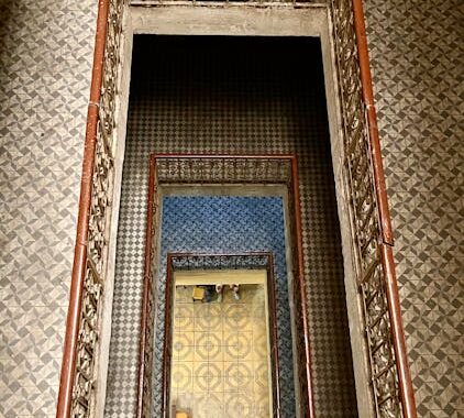 Escalera de edificio residencial - comunidad de vecinos