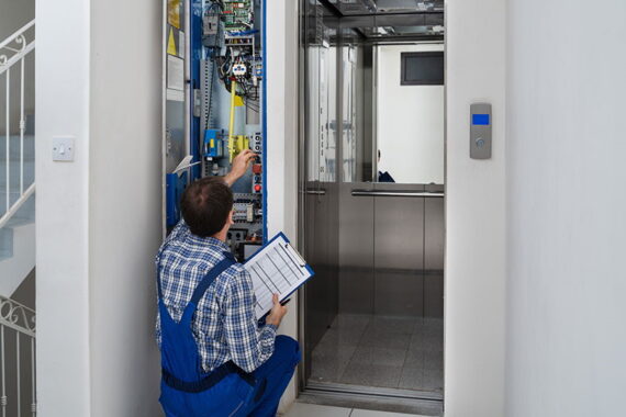 Técnico realizando inspección periódica de ascensor con checklist