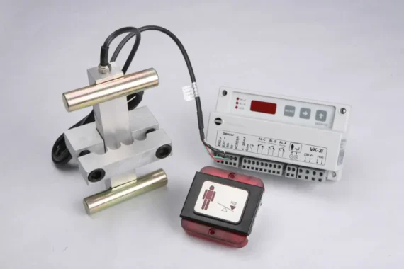 Dispositivo pesacargas para ascensor con sensor de carga y pantalla digital